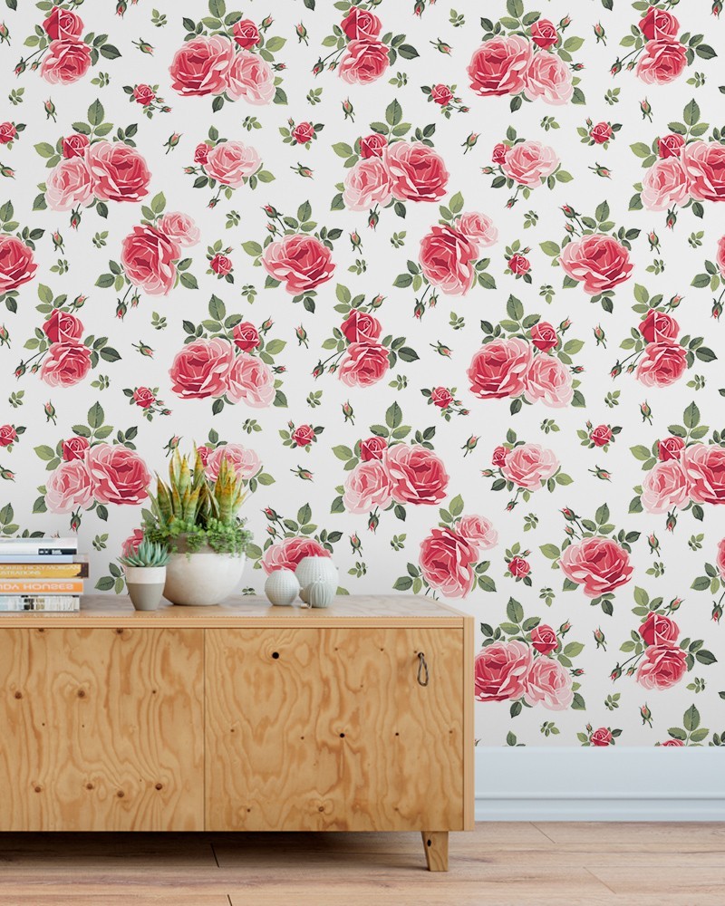 Papel de Parede Floral em Tons de Vermelho e Rosa e Fundo Claro